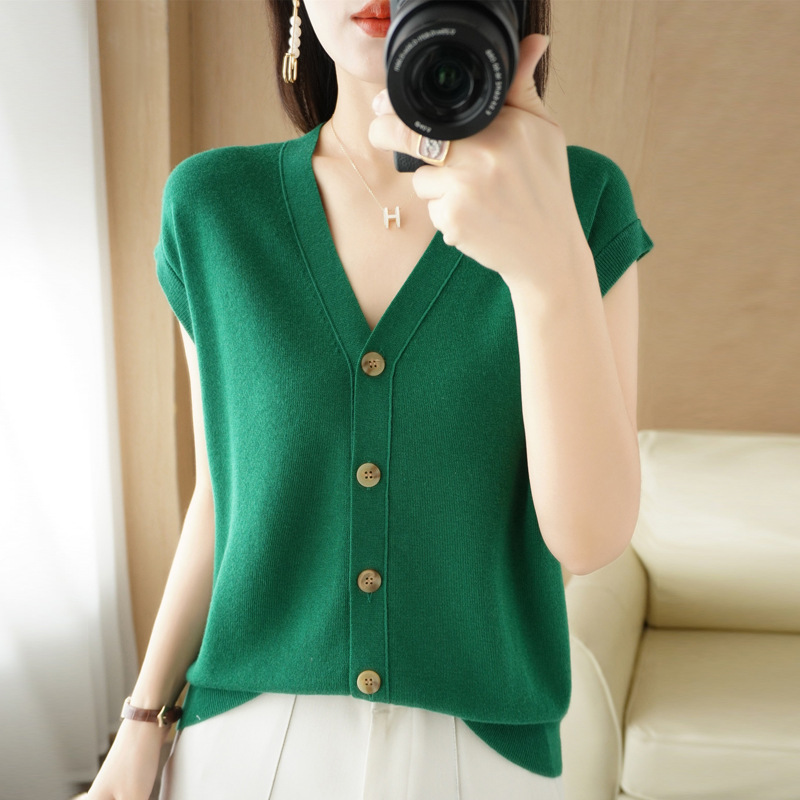 Vネックボタンニットベスト