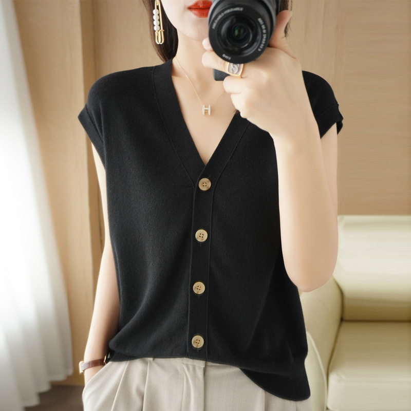 Vネックボタンニットベスト