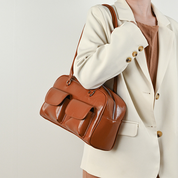 レザー調ダブルポケットショルダーバッグ