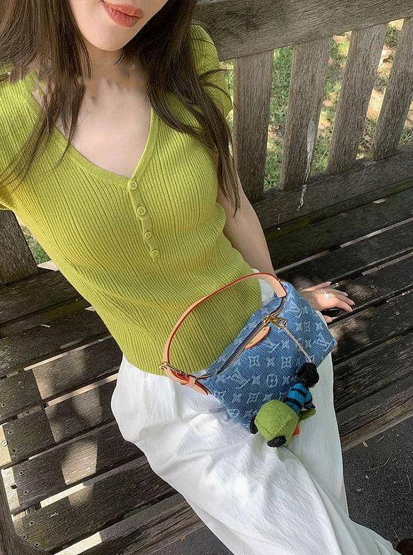 Vネックニットシャツ