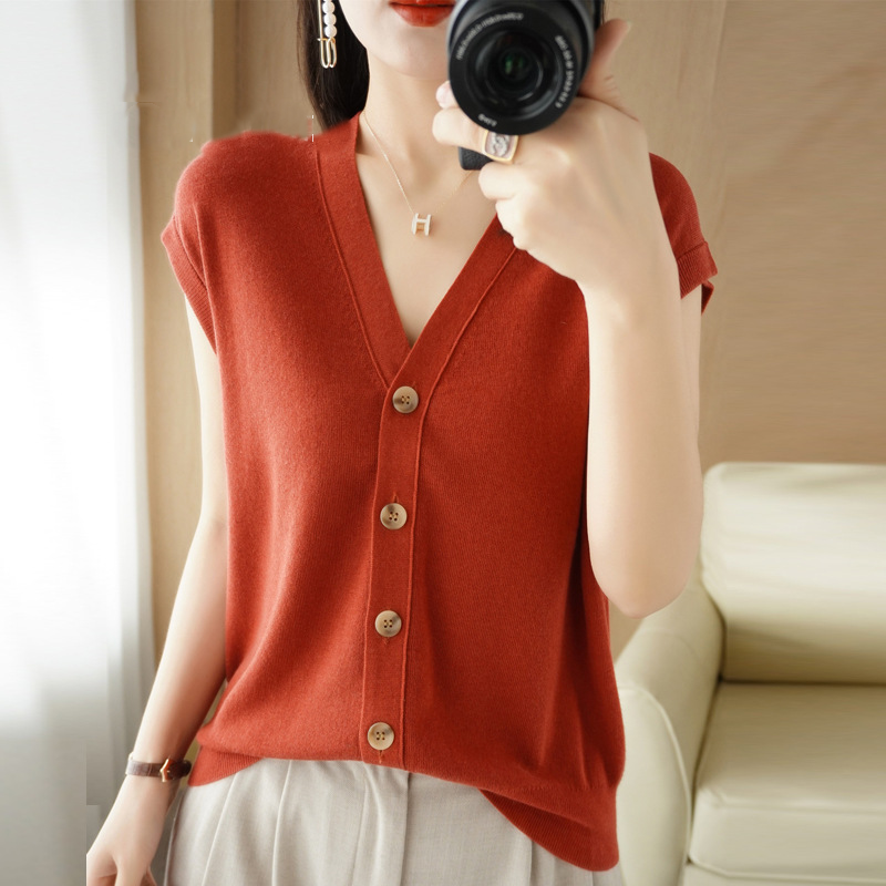 Vネックボタンニットベスト