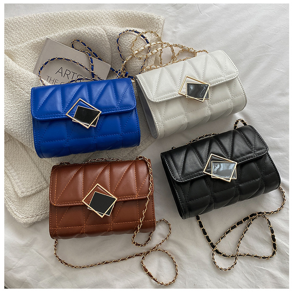 スクエアチャームバッグ