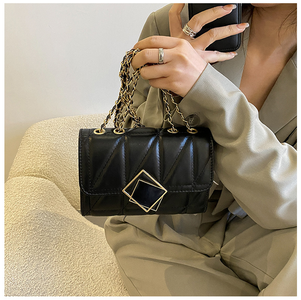 スクエアチャームバッグ