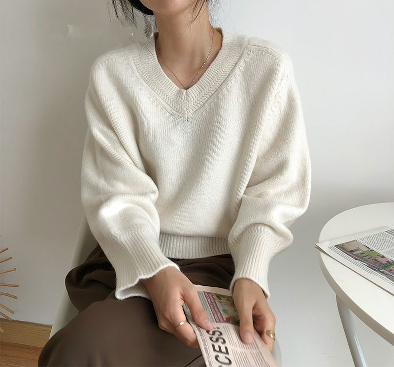 ナチュラルVネックニット