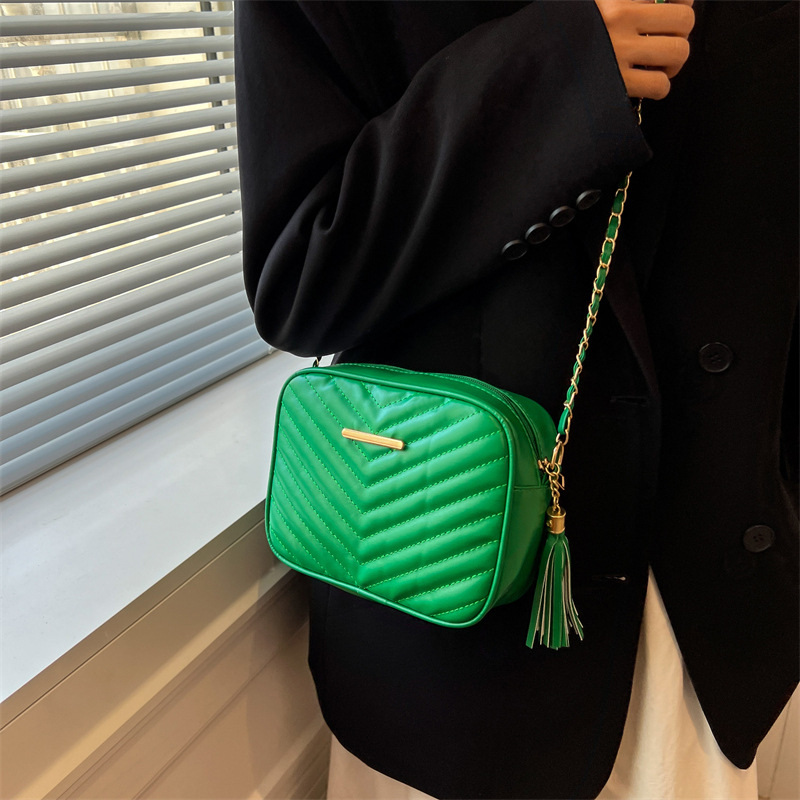 チェーンクロスボディバッグ