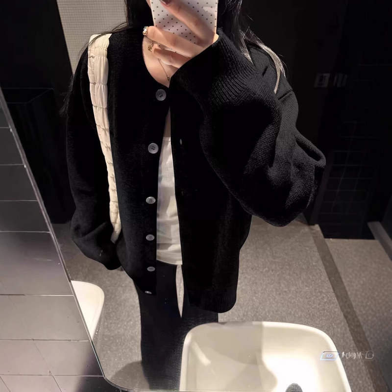 大きめボタンカーディガン